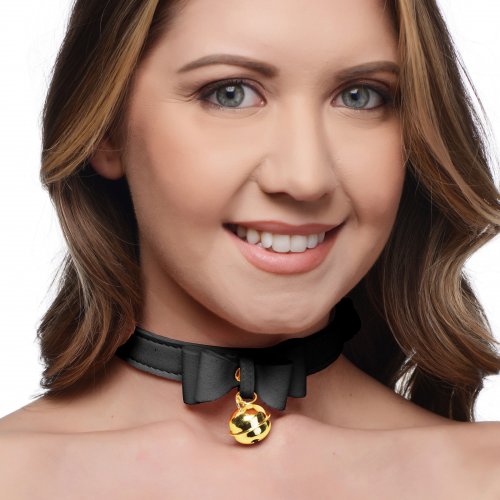 Photo of a woman wearing the collar.