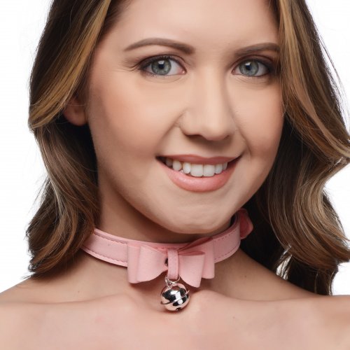 Photo of a woman wearing the collar.